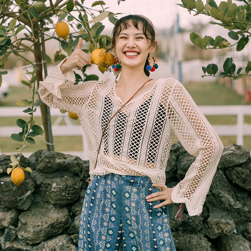 Knit Hollowed-out Long Sleeve Sunscreen Sweatshirt Loose V collar Outer lap Short Thin Blouse Women's Foreign Pie Holiday Thin