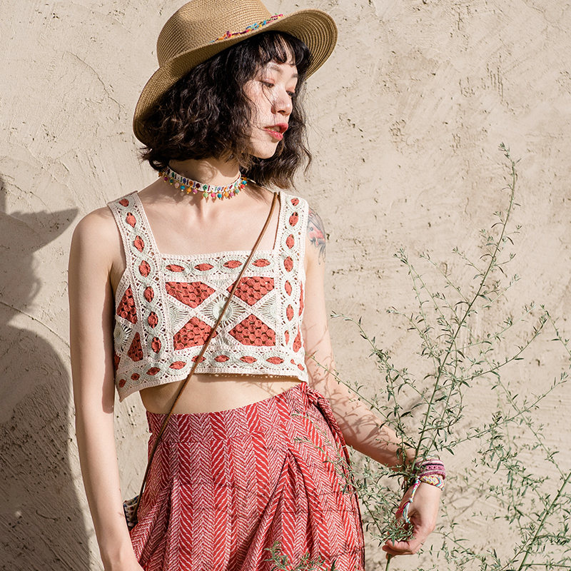 Bohemian knit harness Thai resort wind blouse with belly button outside wearing short and small sub-vest