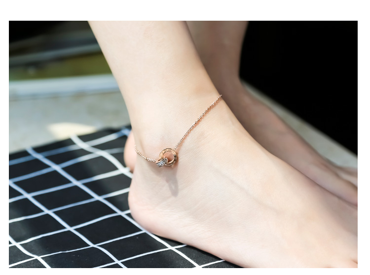 Mới Nhật Bản và Hàn Quốc đôi nhẫn La Mã bằng thép titan phụ nữ mạ vàng hồng 18K đơn giản sinh viên cá tính Sen hoang dã lắc chân vàng