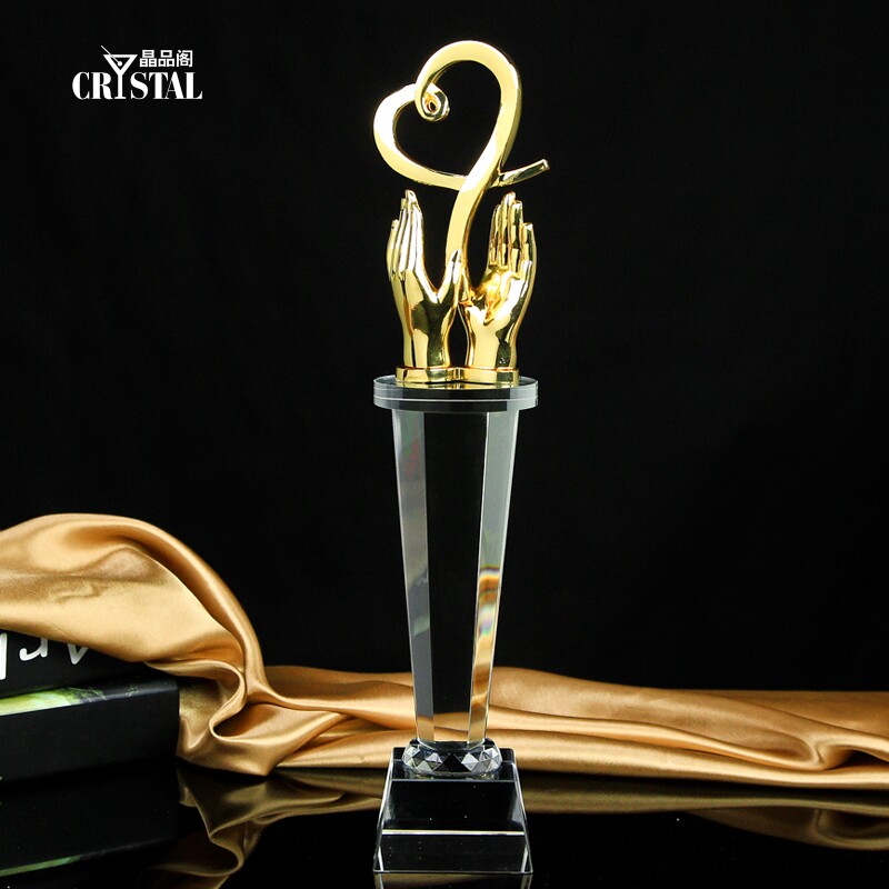 Crystal trophy creative metal love trophy hands holding Love Custom medals souvenirs free lettering customization