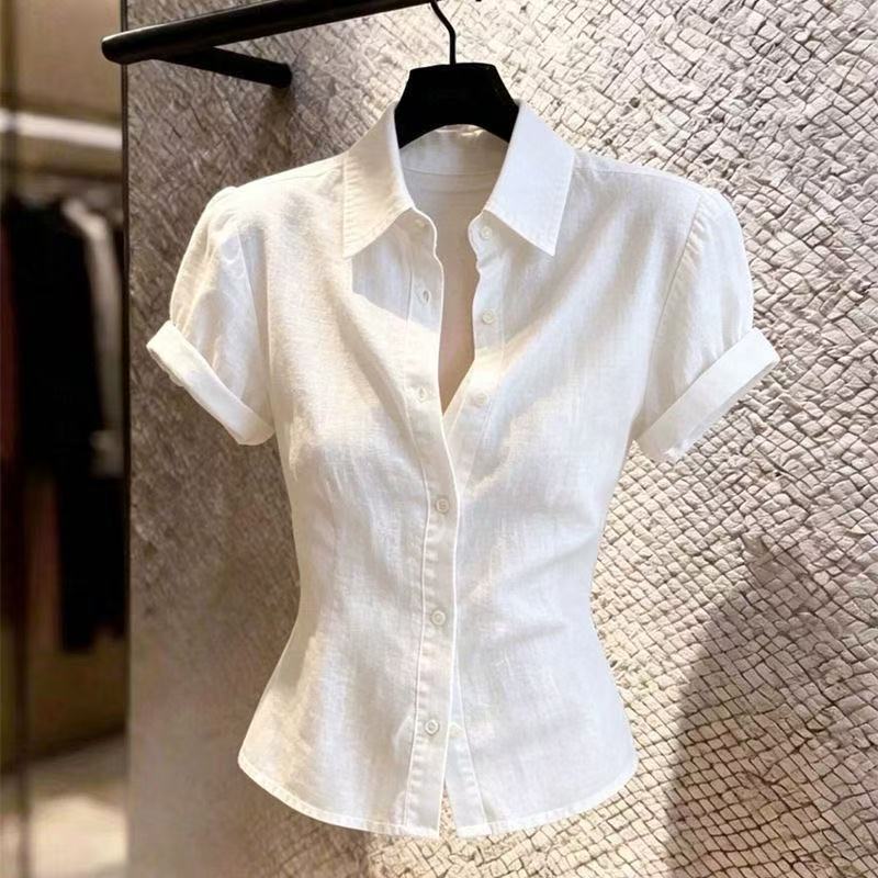This Year's Trendy Old Money Style White Collared Short-Sleeved Shirt for Women with a Slim Fit and Waist-Cinching Design That Enhances the Figure and Adds Elegance This Year's Trendy Old Money Style White Collared Short-Sleeved Shirt for Women with a Slim Fit and Waist-Cinching Design That Enhances the Figure and Adds Elegance