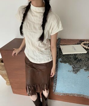 ຄໍເຕົ່າ retro pleated ເທິງແຂນສັ້ນທີ່ມີແຂນບິນ t
