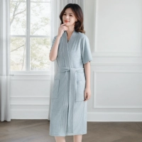 Голубая женщина [в ванном халате с водой после принятия душа]