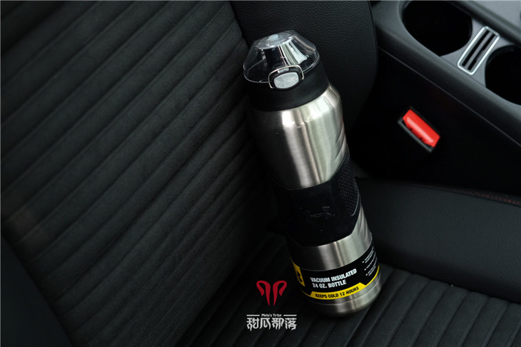Dưới áo giáp Một Dema ua cốc lạnh mạnh mẽ hợp tác thẳng uống thể thao chai mug bình nước xe đạp thể thao
