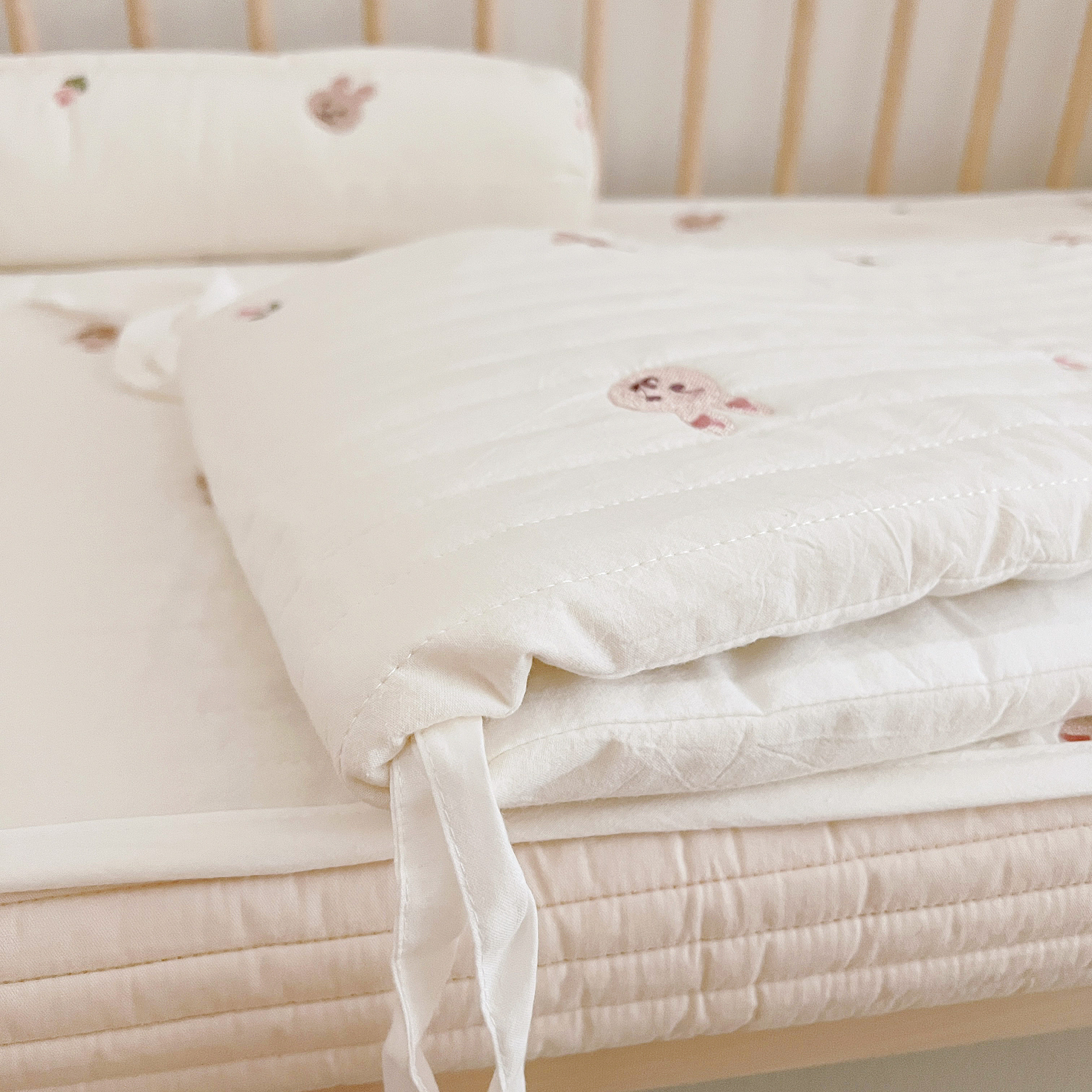 Four Seasons A Class A Class A cotton quilting bed in Newborn Breathable Clothing Baby Cot Fence can be removed