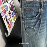 Синий браслет из бисера, небольшие дизайнерские штаны в стиле хип-хоп, тренд сезона