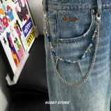 Синий браслет из бисера, небольшие дизайнерские штаны в стиле хип-хоп, тренд сезона