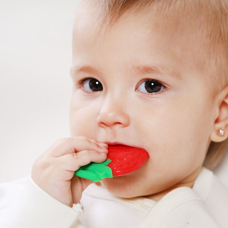 Razbaby baby teether Cherry Strawberry bite gum Bite Le baby molar anti-eating hand artifact Food grade
