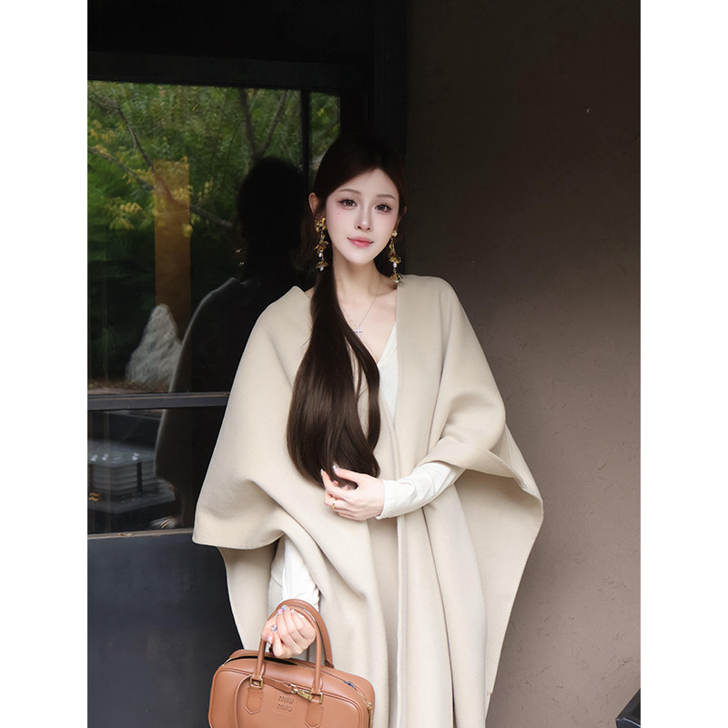 他に類を見ない、魅力的な両面カシミヤコート。洗練されたエレガントな雰囲気を醸し出すこのミドル丈のケープ／ウールコートは、社交界の女性や令嬢に最適です。