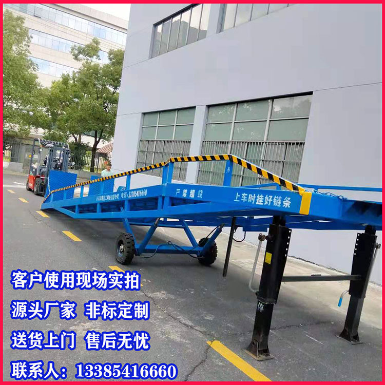 Moving the bridge Manual lift hydraulic bypass container lift lift truck loading and unloading bridge