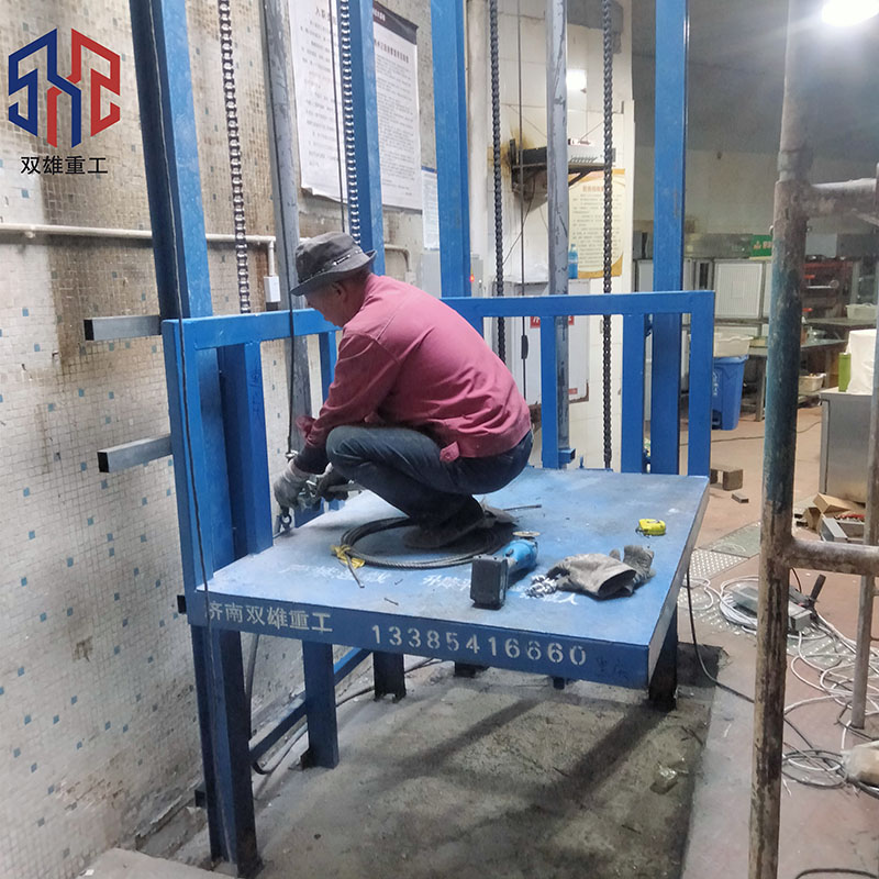 Hydraulic cargo elevator rail rail platform on the rail platform industrial well debris ladder large loading and unloading platform