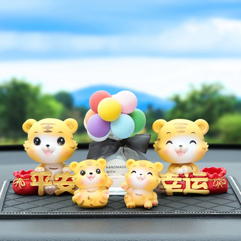 Xe Little Tiger gắn trên ô tô 2021 Vật tư trang trí bảng điều khiển trung tâm mới Bộ sưu tập hoàn chỉnh của Năm con hổ Trang trí nội thất ô tô miếng lót ghế gỗ 