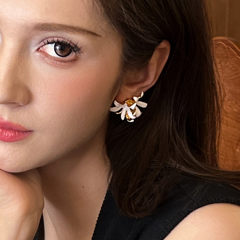 Summer Seven Mile Fragrance Flower Earrings, Niche Design, White Contrasting Color Earrings, Versatile, Fresh Vacation Style Summer Seven Mile Fragrance Flower Earrings, Niche Design, White Contrasting Color Earrings, Versatile, Fresh Vacation Style
