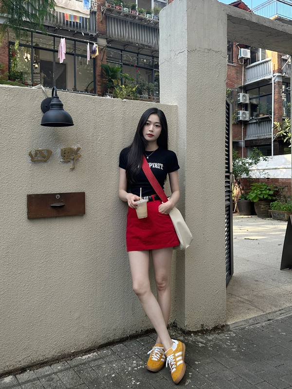 High-Waisted Denim Short Skirt, Summer 2026 New Retro Red A-Line Skirt, Flattering for Pear-Shaped Body, Slimming Hot Girl Skirt