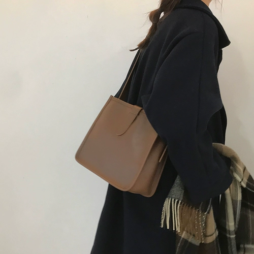 Вместительная и большая сумка на одно плечо, из натуральной кожи