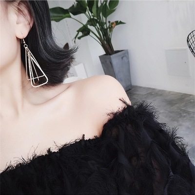 South Korean geometric earbuds cd changing dress Long version Internet red tides Pendant Earrings Woman Lukewarm Wind Earrings Fake Maiden