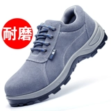 Электрик, изолируя рабочую трудную мужскую стальную головку.