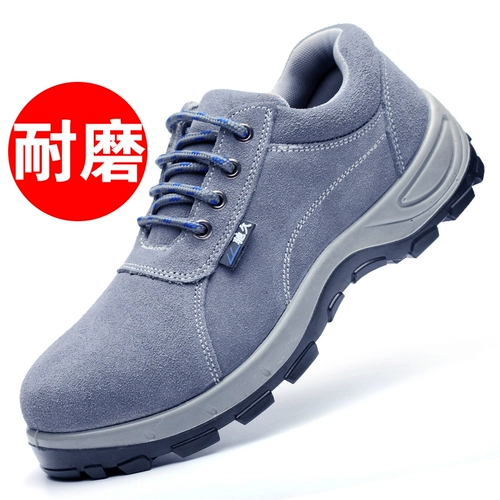 Электрик, изолируя рабочую трудную мужскую стальную головку.