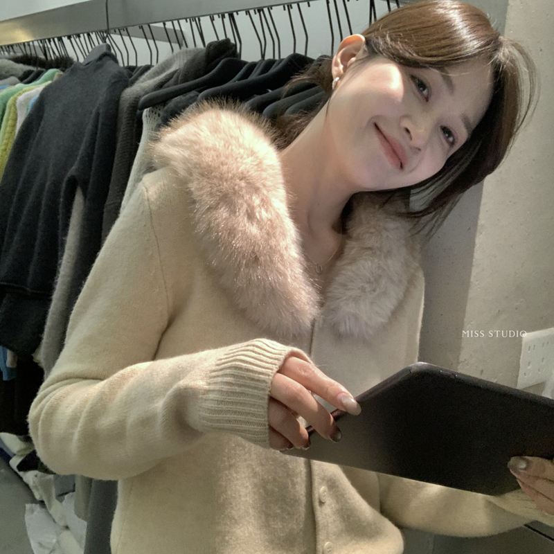 Directly from the Store! Stylish Cardigan Sweater with a Fur Collar, Featuring 10% Australian Wool and a Detachable Fur Collar Directly from the Store! Stylish Cardigan Sweater with a Fur Collar, Featuring 10% Australian Wool and a Detachable Fur Collar