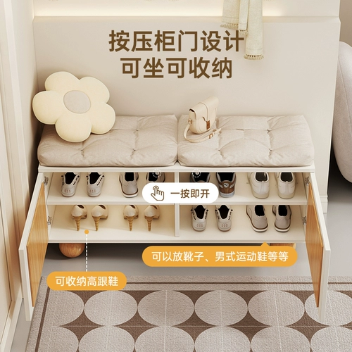 Войдя в дверь, вы увидите табуретку для пеленания, на которой можно сидеть и хранить обувной шкаф.