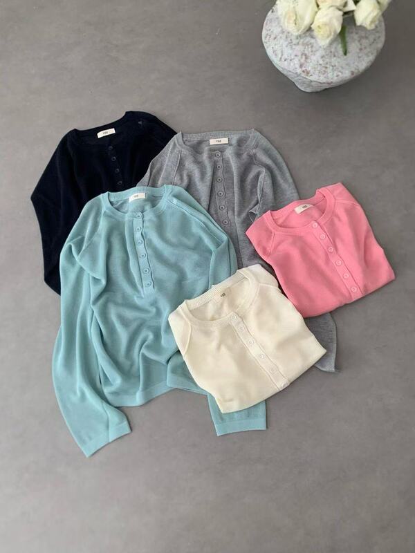 Korean-Style Casual Thin Knit T-Shirt with Single-Row Hidden Buttons on the Chest and Round Neck