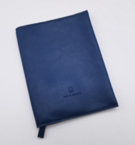 American Airlines first class luxury fashion brand expensive goods cooperation version of the cosmetic bag will hand in hand with the machine bag ID bag