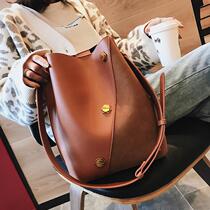 ins superfire single shoulder big bag bag women bag 2021 new 100 hitch retro frosted splicing simple and inclined cross bucket bag