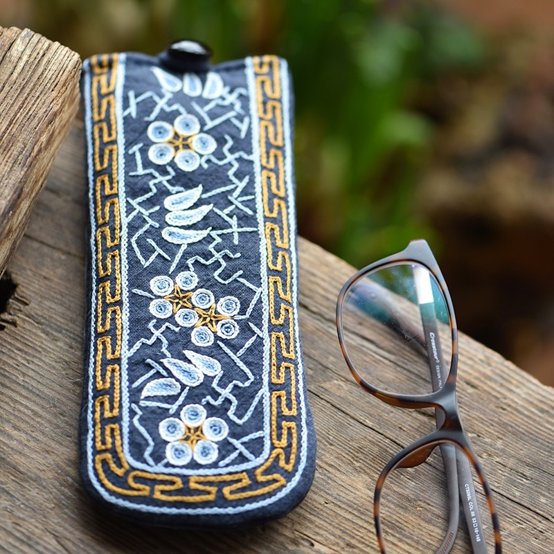 Ancient Chinese cotton and linen fabric hand-made diy fabric making European-style embroidery hand-embroidered self-embroidered glasses bag material bag