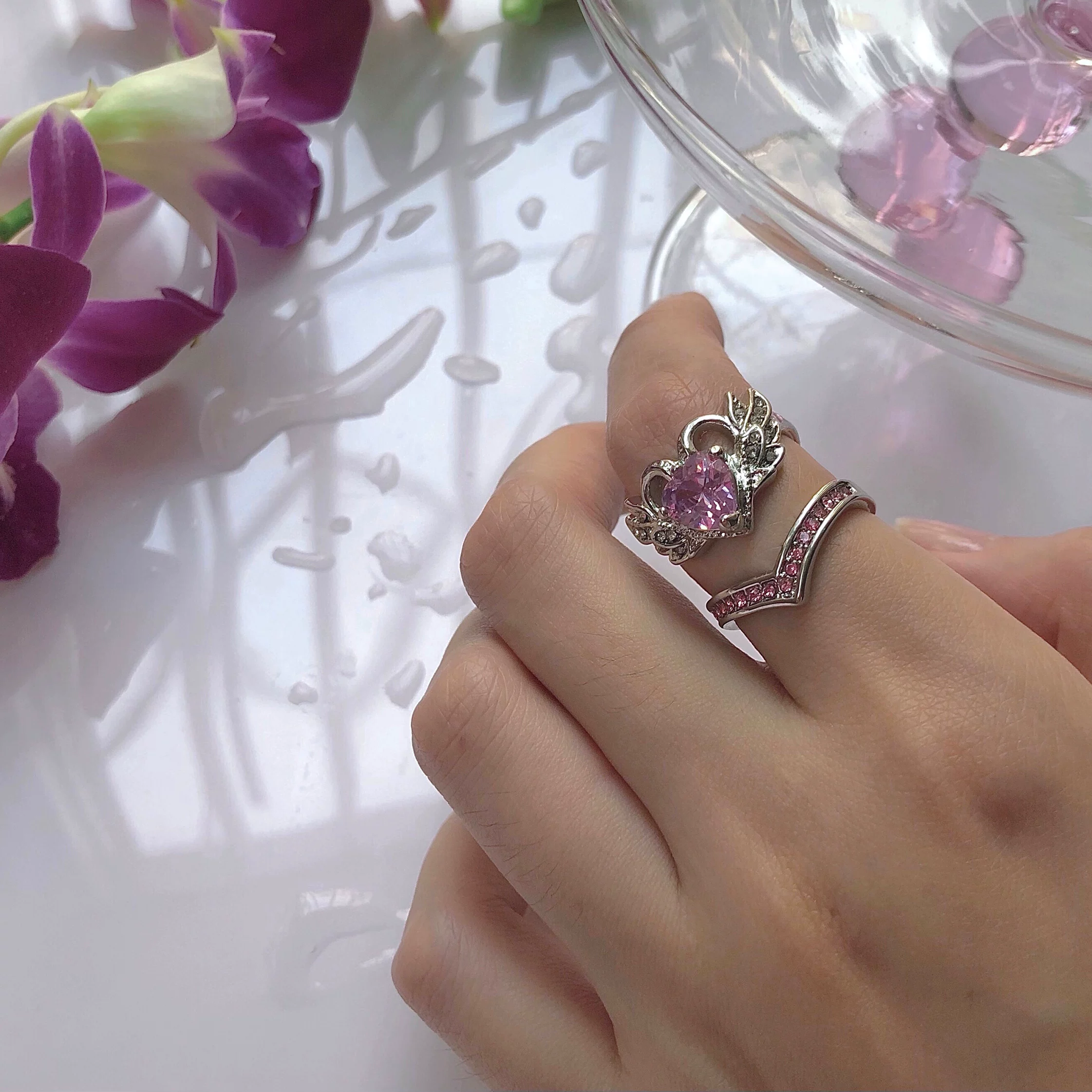 Электронное изделие/игрушка? Но текст: "Electronic Pet @pink love ring hot girl millennium niche sweet stack weares wearer rings y2k" переведём корректно: