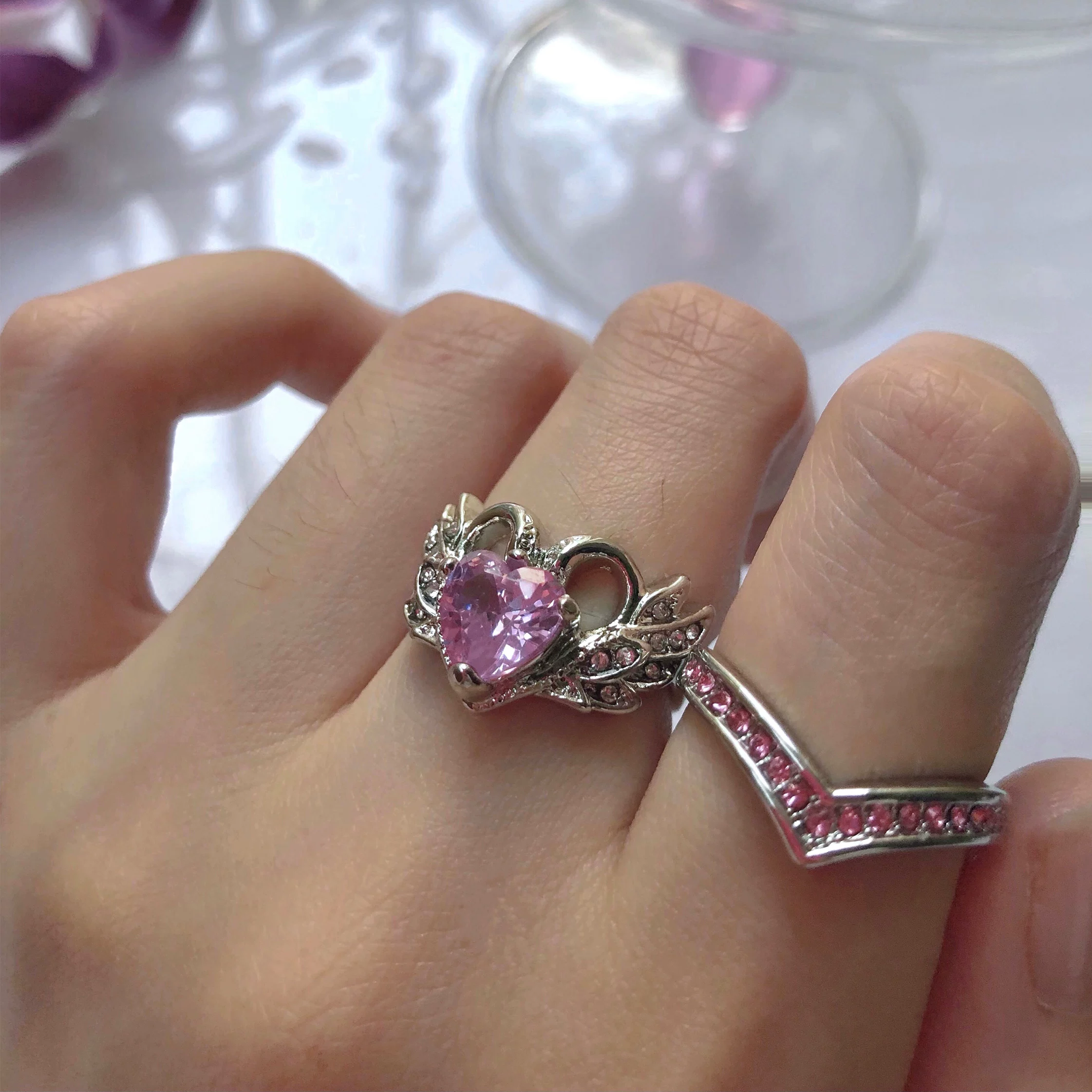 Электронное изделие/игрушка? Но текст: "Electronic Pet @pink love ring hot girl millennium niche sweet stack weares wearer rings y2k" переведём корректно: