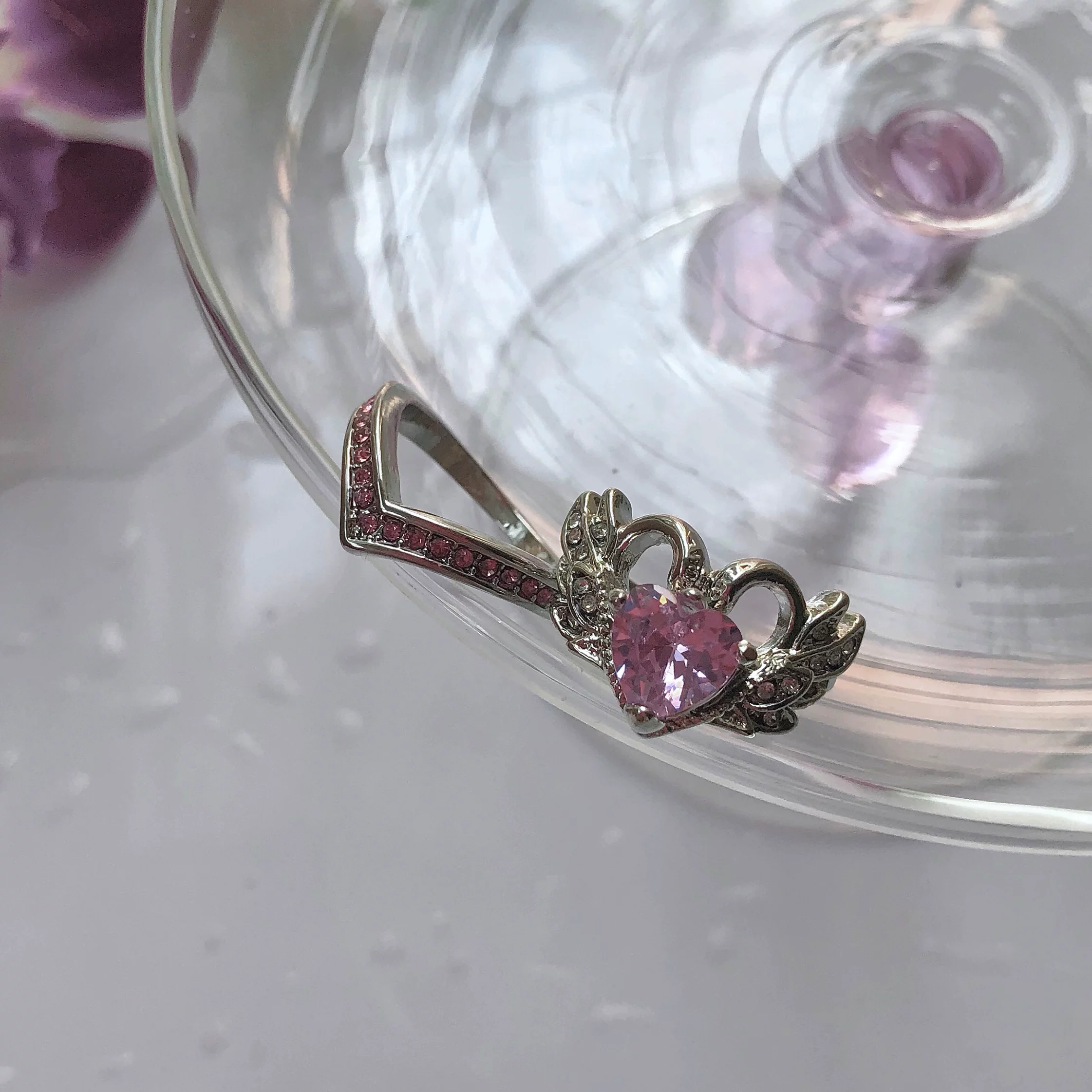 Электронное изделие/игрушка? Но текст: "Electronic Pet @pink love ring hot girl millennium niche sweet stack weares wearer rings y2k" переведём корректно: