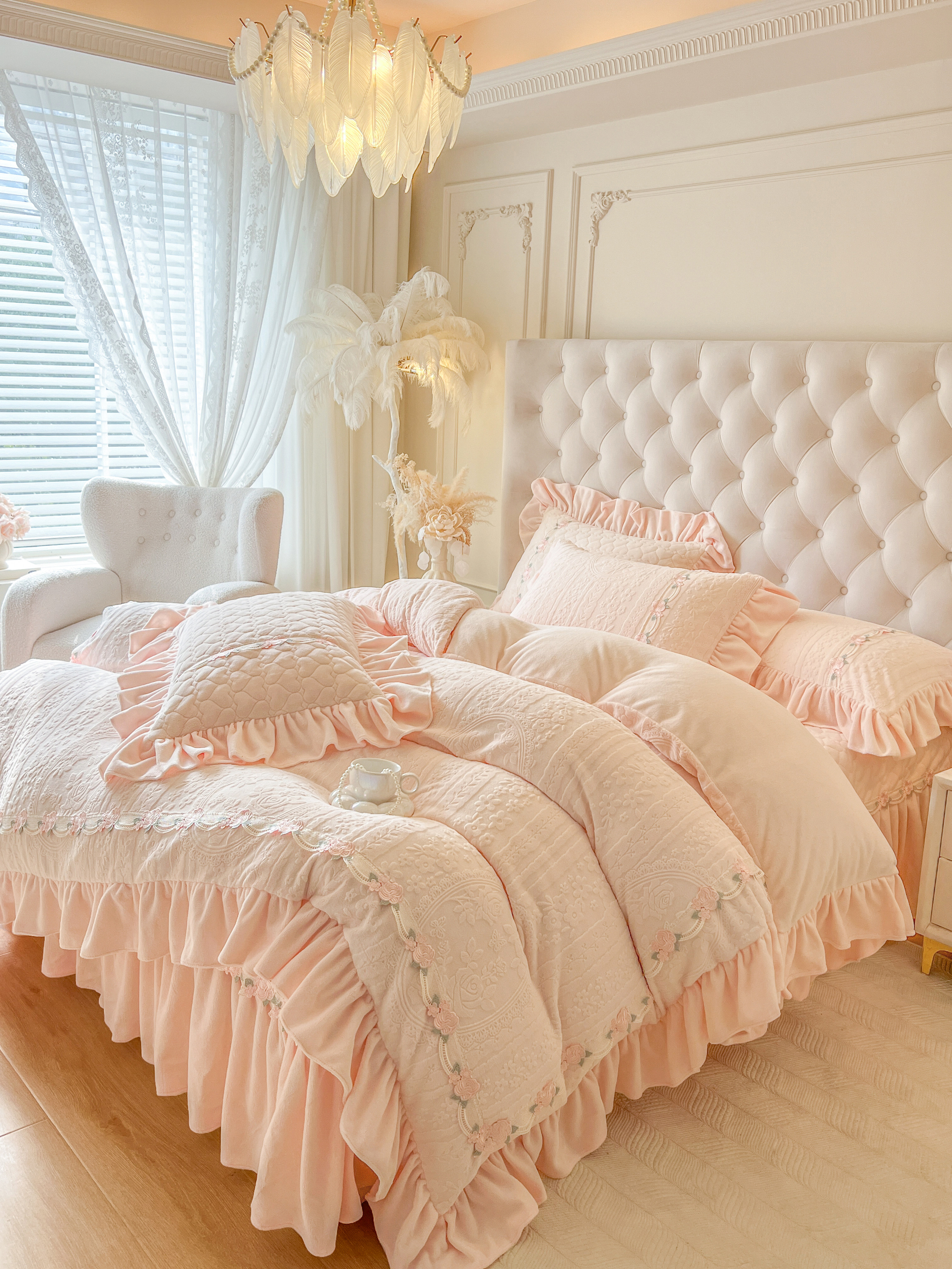 Class a Thickened Carved Milk Velvet Four-Piece Set with Quilted Bedspread, French Princess Style Ruffled Lace Bed Sheet and Duvet Cover for Winter