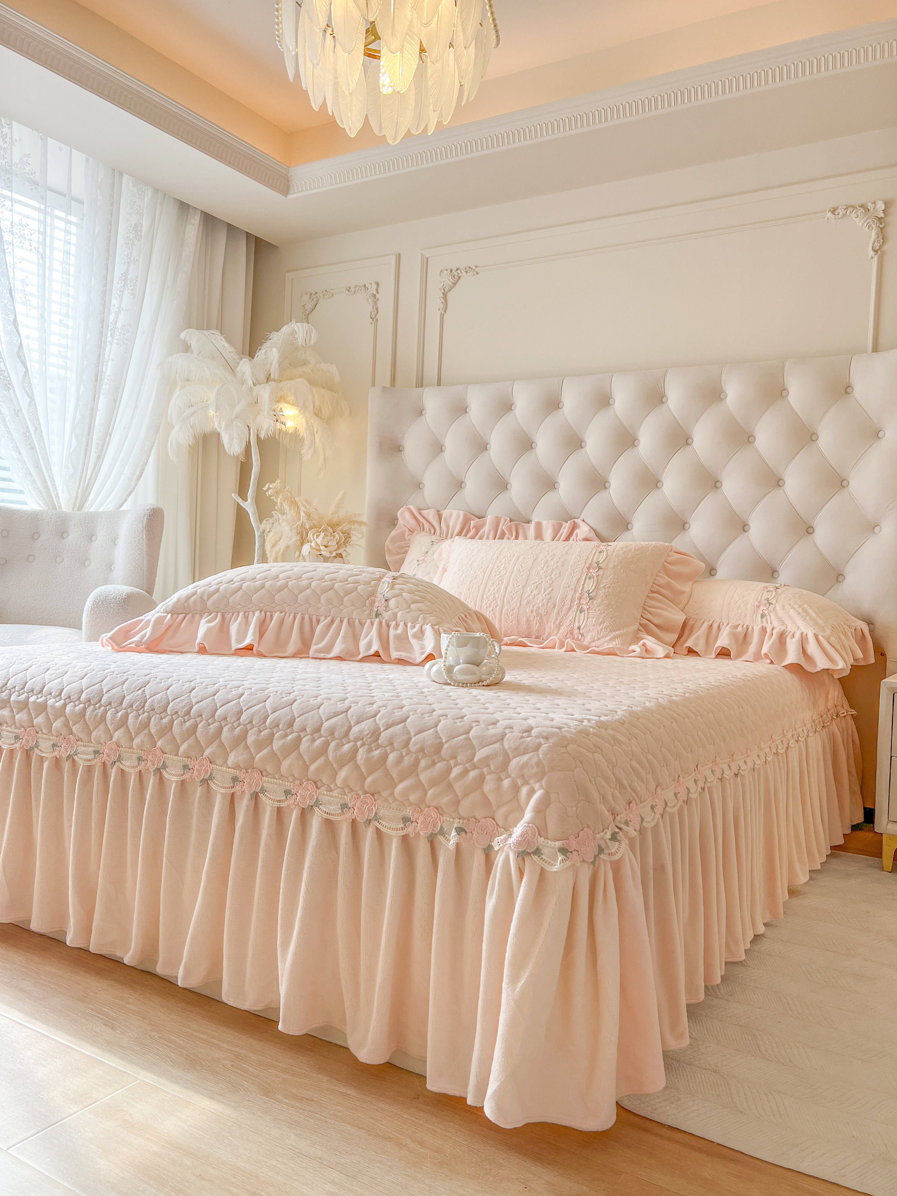 Class a Thickened Carved Milk Velvet Four-Piece Set with Quilted Bedspread, French Princess Style Ruffled Lace Bed Sheet and Duvet Cover for Winter