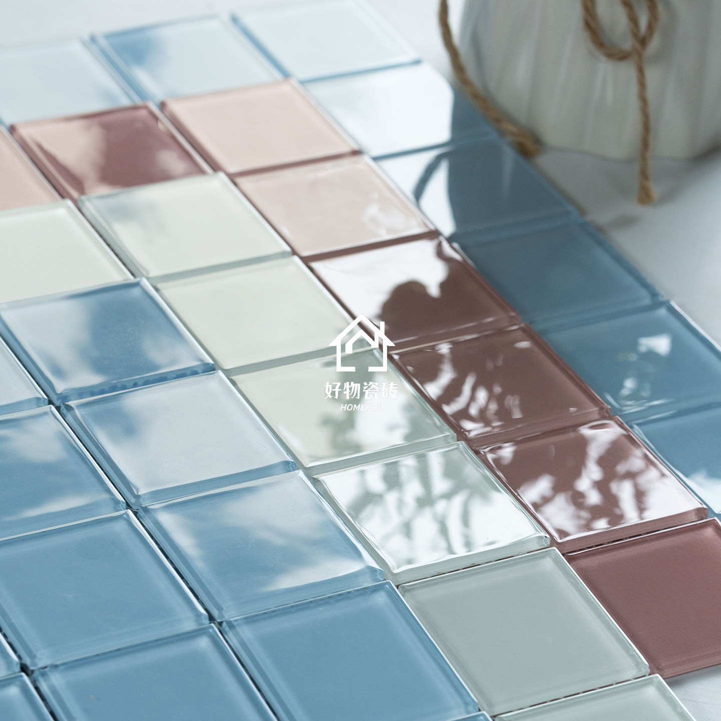 背景壁、バルコニー、キッチン、バスルーム、トイレ、レストラン、バー、プールなどに貼れるクリスタルガラスモザイクタイルのウォールステッカー。
