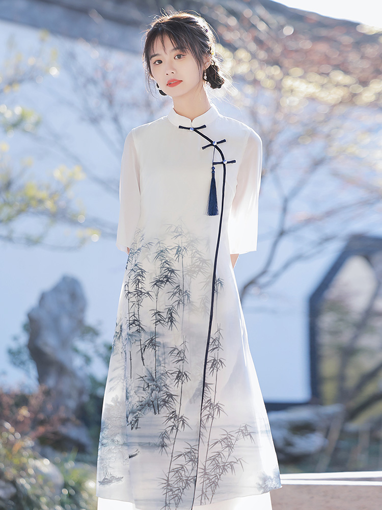 Long lightweight retro cheongsam, Chinese style Long lightweight retro cheongsam, Chinese style
