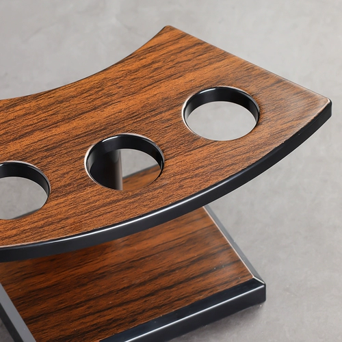 Японский стиль суши -магазин суши -магазин деревянный зерно суши -свитки полки суши полки японские и корейские приготовления пищи рука с мороженым