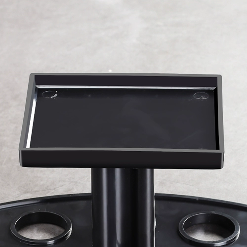 Японский стиль суши -магазин суши -магазин деревянный зерно суши -свитки полки суши полки японские и корейские приготовления пищи рука с мороженым