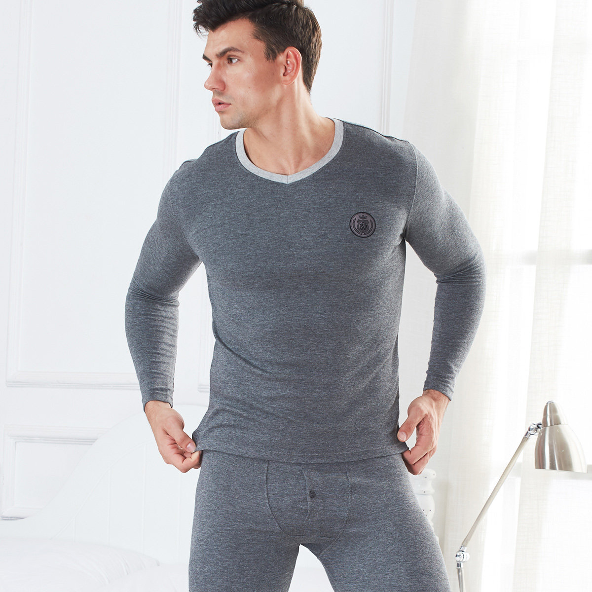 Luxury counters with men's long-sleeved T-shirts autumn can be worn outside the bottom of the shirt jacket in the youth of large size V collar long-sleeved T