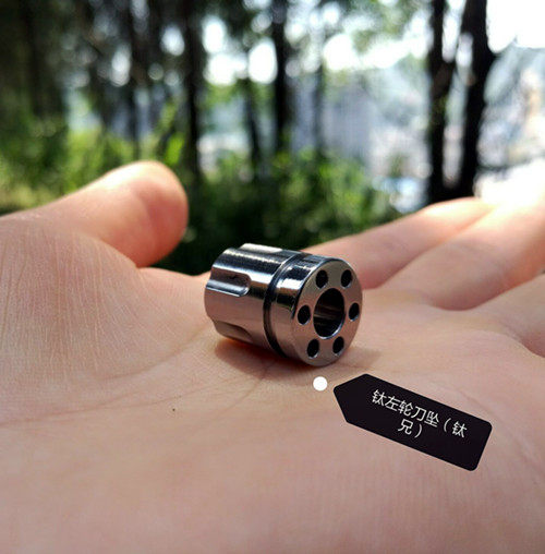 Titanium brother produced EDC pure titanium left wheel rope woven drop flashlight umbrella rope buckle DIY Outdoor knife pendant