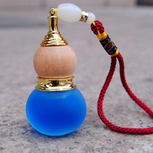 Car perfume pendant hanging car perfume bottle essential oil aromatherapy pendant used in the car to remove odor for a long time