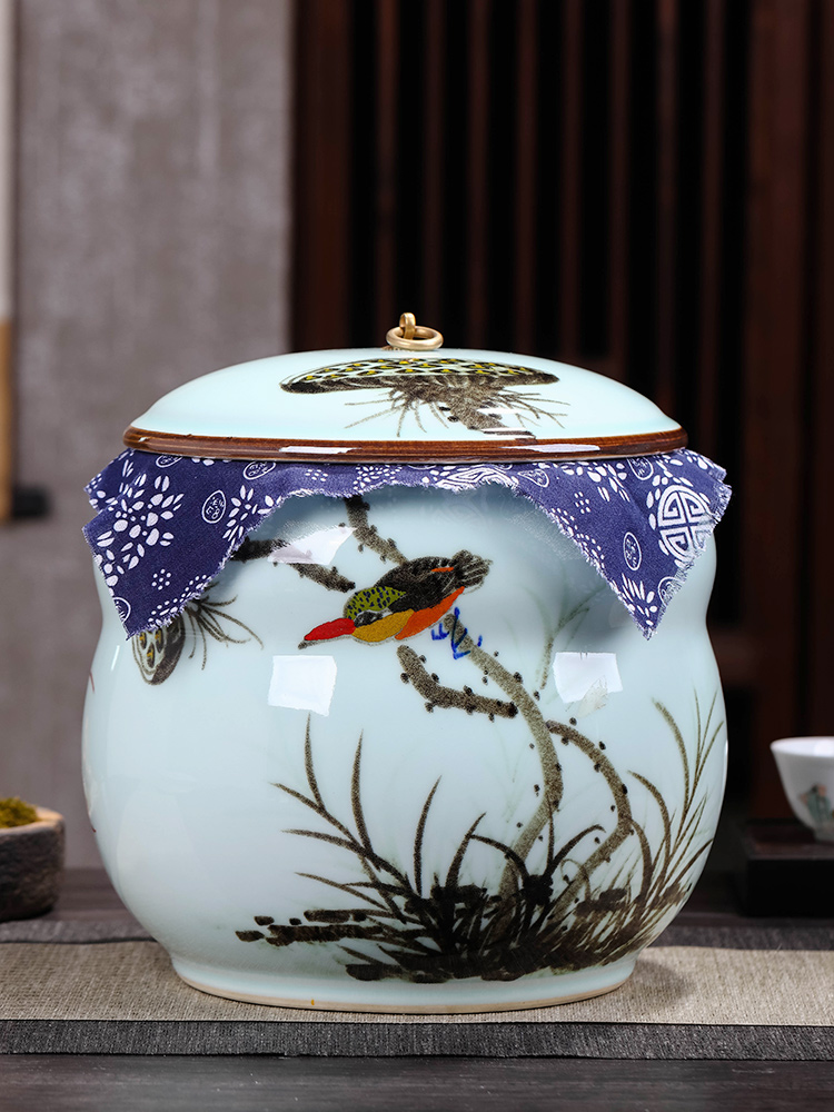 Caddy fixings ceramic seal pot store receives a large blue and white porcelain tea pot of pu 'er tea cake tin tea set