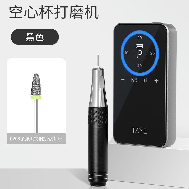 彼女は携帯用ネイルポリッシャー、中空カップ型の除光液、そして前処理機能と電池寿命を備えたキューティクルリムーバーを使用している。