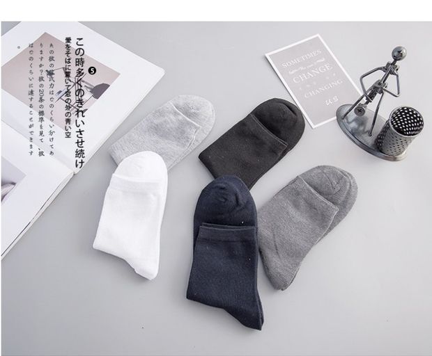 Vớ nam ống mùa thu và mùa đông khử mùi mồ hôi thể thao màu cotton tinh khiết vớ nam dài màu đen và trắng mùa mô hình bán buôn wz vớ adidas