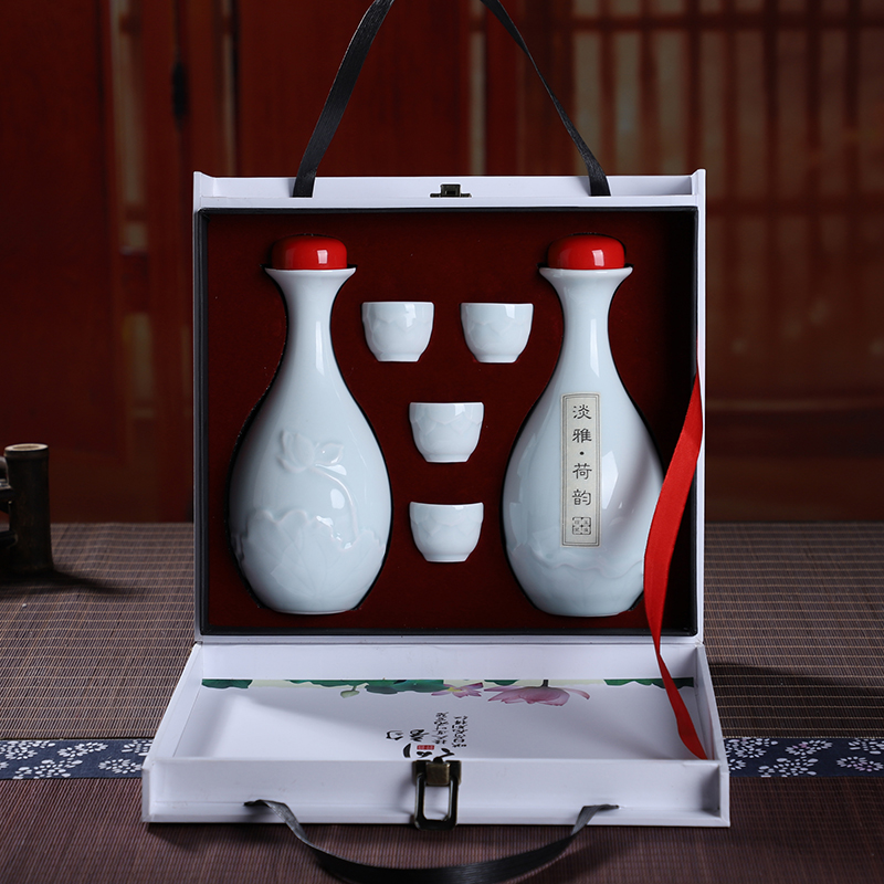 An empty bottle of jingdezhen ceramics a kilo have the antique white little hip household seal wine equipment installed a gift gift boxes