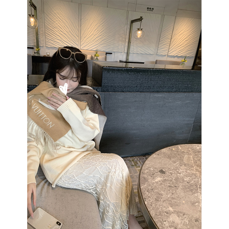 Eleven Girls Off-White Knitted Top Women's Autumn and Winter New Inner Top Rolling Design Round Neck Sweater