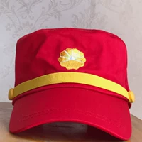 Красная шляпа с масляной меткой