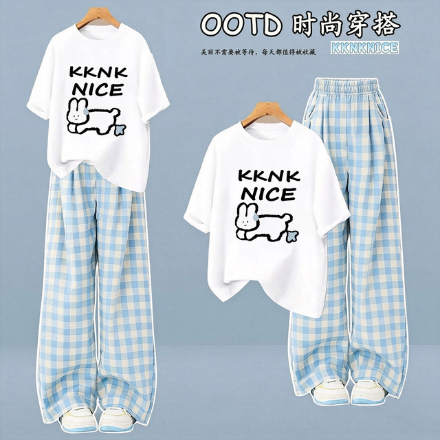 ຫຼາກຫຼາຍຂອງ outfits ແບບວິທະຍາໄລແລະ bestie ເສື້ອທີເຊີດເດັກຍິງ