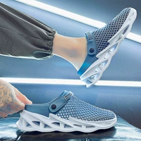 Двое носят синий