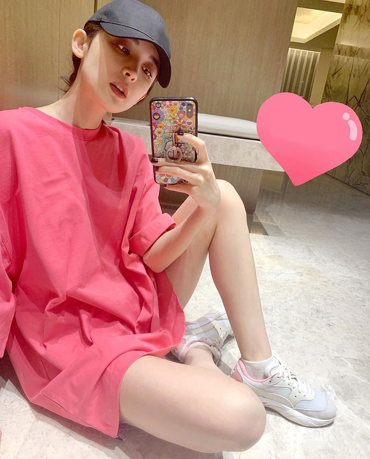 Gulinaza同じスタイルピンク2025新しい韓国版ラウンドネックTシャツレディースミディアムロング半袖ルーズスリムトップ