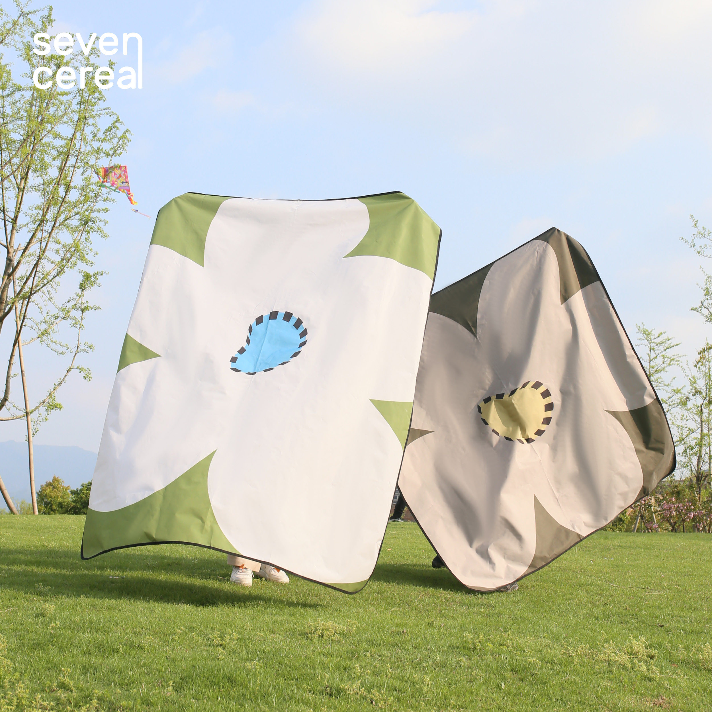 Seven Valleys) Huahua picnic mat waterproof moisture-proof mat thickened wild ins portable lawn outing outdoor supplies table cloth